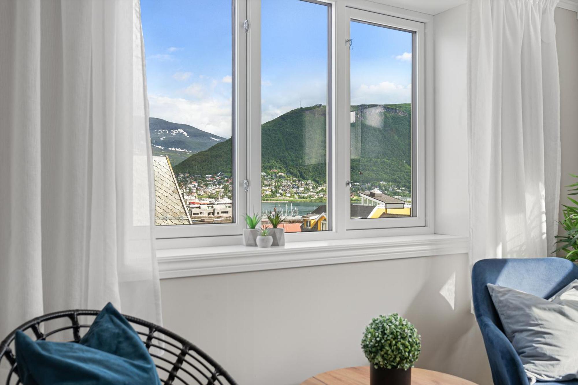 Arctic Homes - Historical Tromso House With View Bagian luar foto