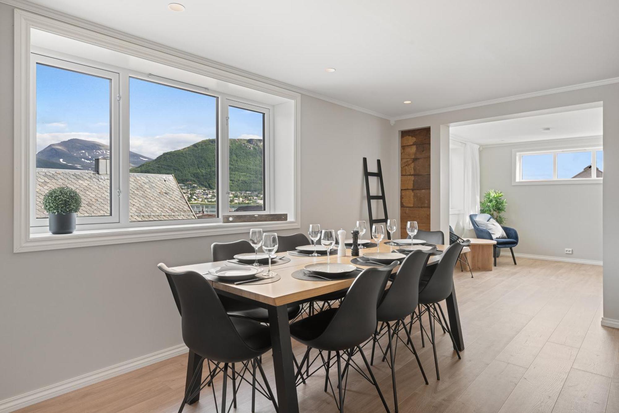 Arctic Homes - Historical Tromso House With View Bagian luar foto